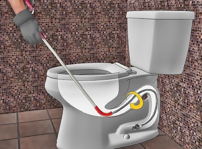 Bàn chải bị mắc kẹt trong bồn cầu phải làm gì