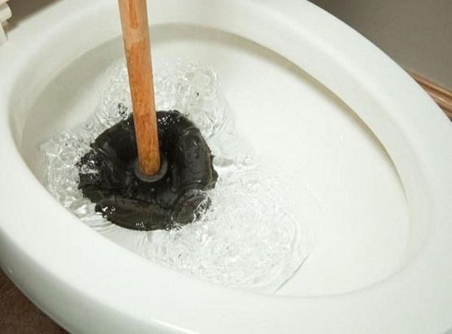 Hướng dẫn th&ocirc;ng bồn cầu bằng muối